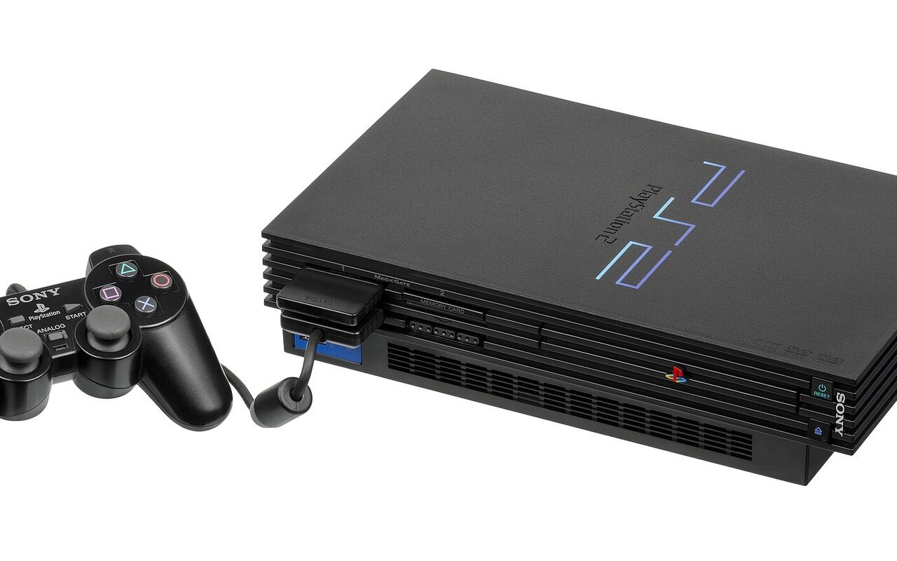 PlayStation 2 avec sa manette DualShock 2 et carte mémoire