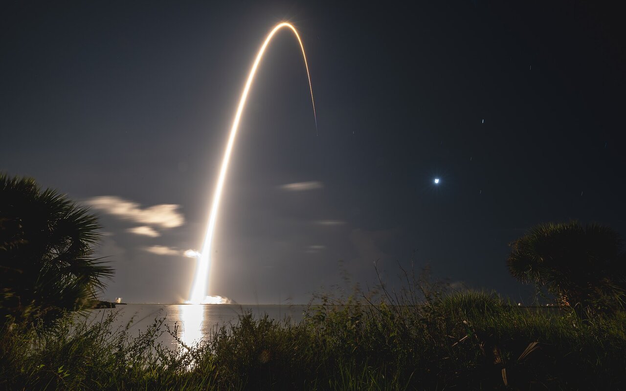 Fusée Falcon 9 en train de décoller avec des flammes de propulsion visibles
