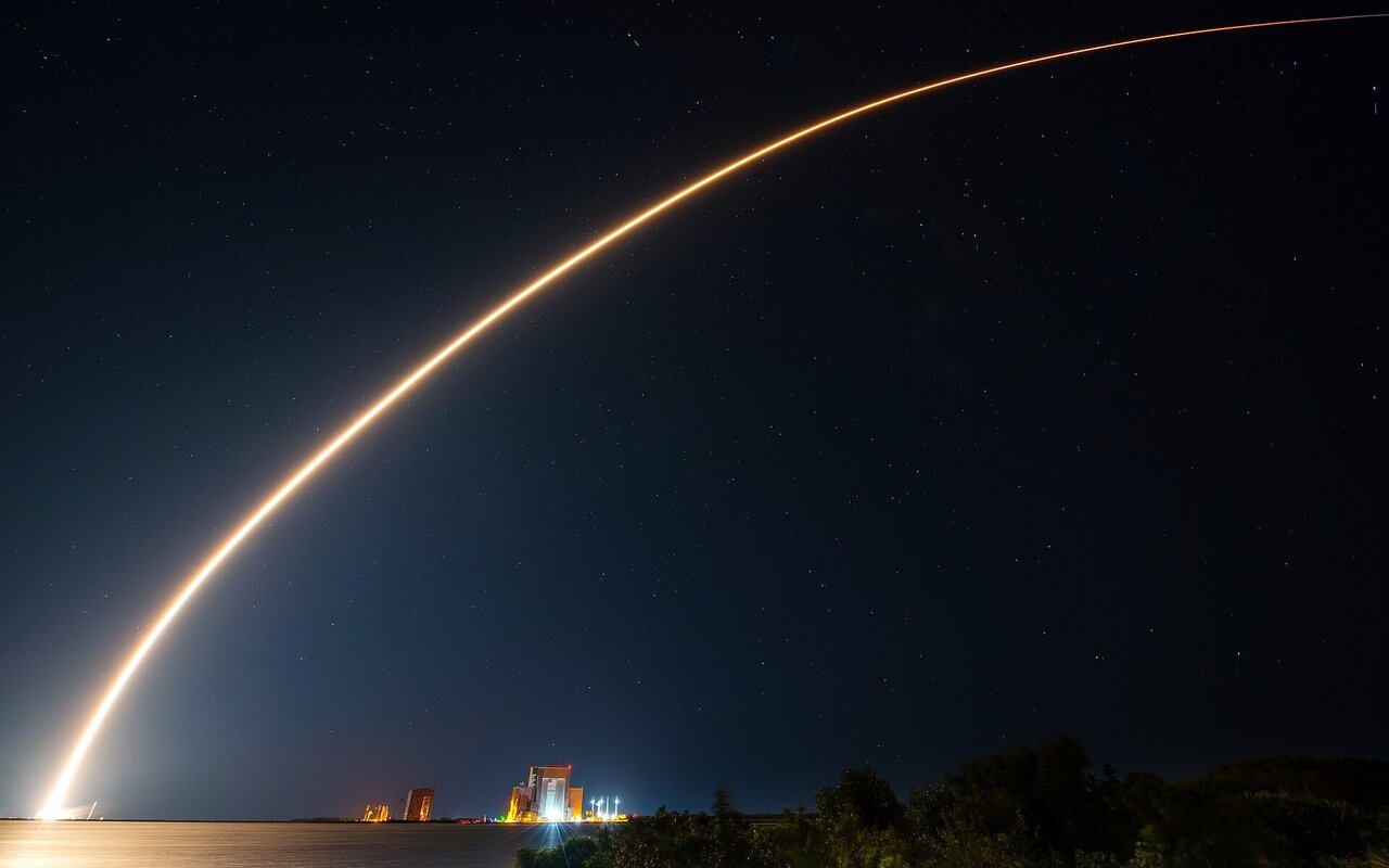 Fusée Falcon 9 avec satellites Starlink lors du lancement depuis Kennedy Space Center en janvier 2024