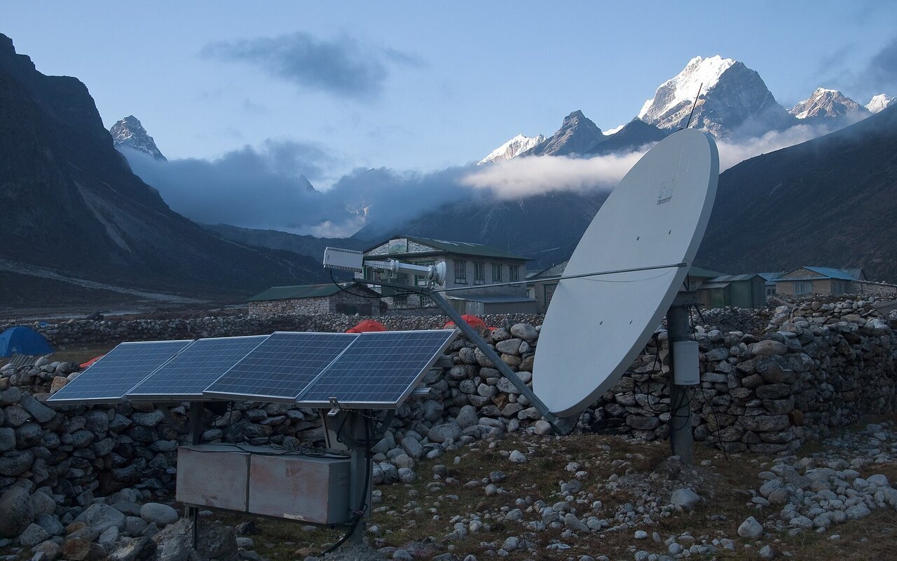 Antenne parabolique satellite installée en zone montagneuse au Népal