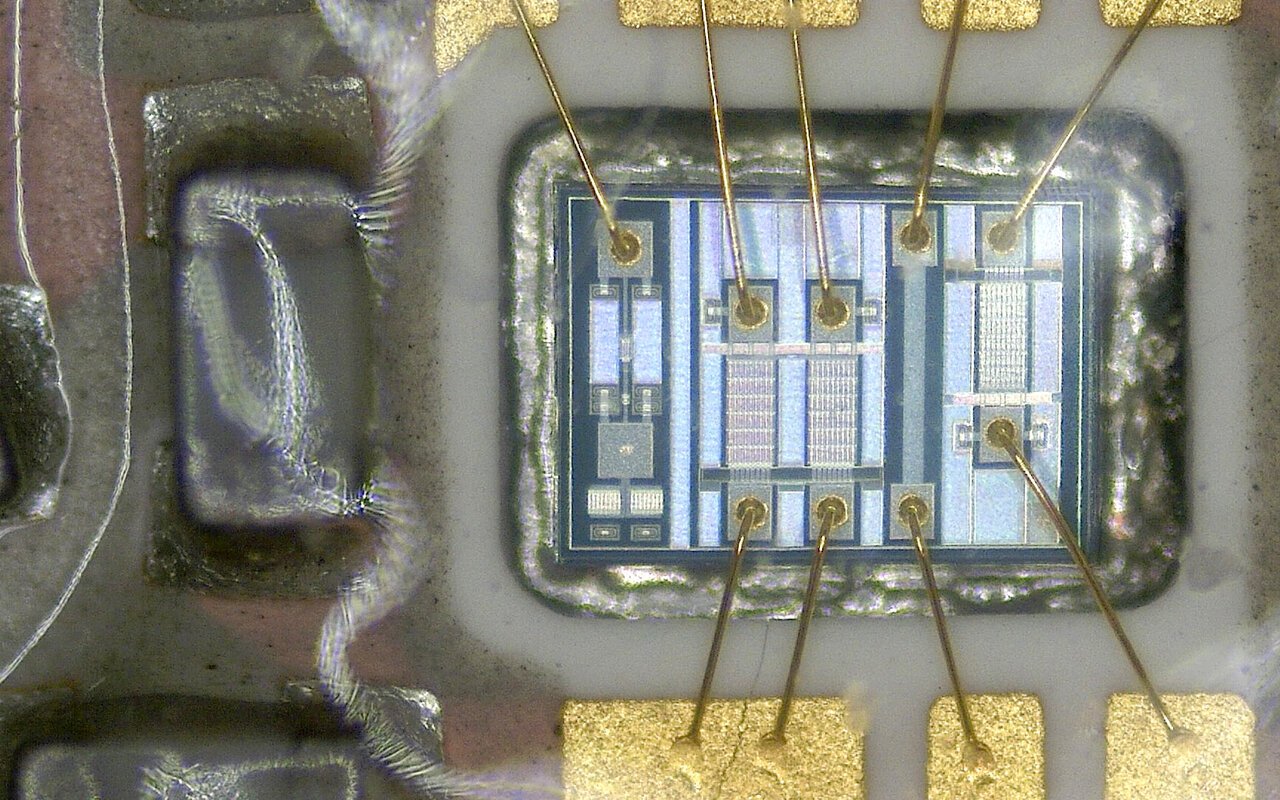 Photomicrographie d'un circuit imprimé de smartphone montrant les composants électroniques