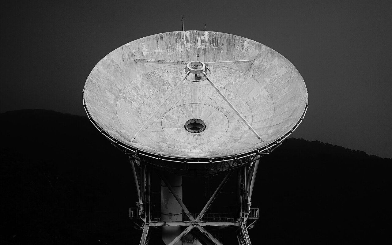 Antenne satellite pointée vers le ciel, photographiée de bas en haut