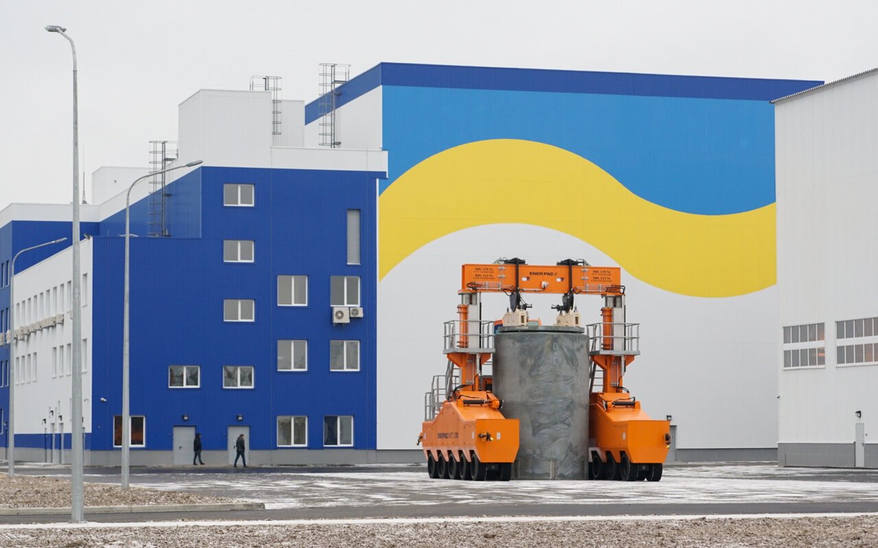 Machine de manutention de conteneurs de stockage de combustible nucléaire usé en installation sécurisée