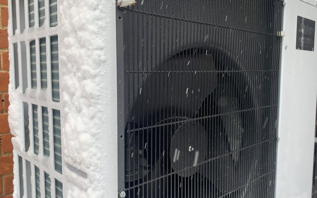 Unité extérieure d'une pompe à chaleur air-air fonctionnant par temps neigeux