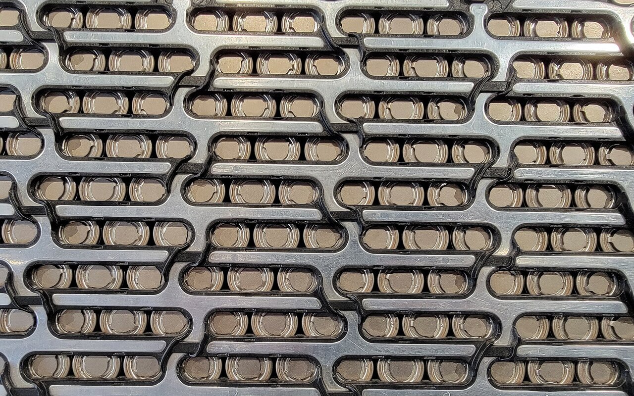Détail d'un pack de batterie Lucid montrant l'assemblage des cellules et des composants électroniques internes