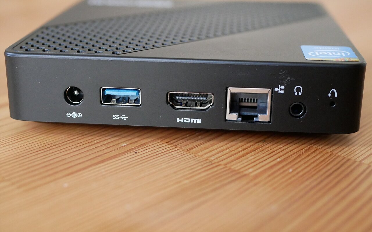Vue arrière des ports d'un mini PC Minisforum N40 montrant connexions et interfaces