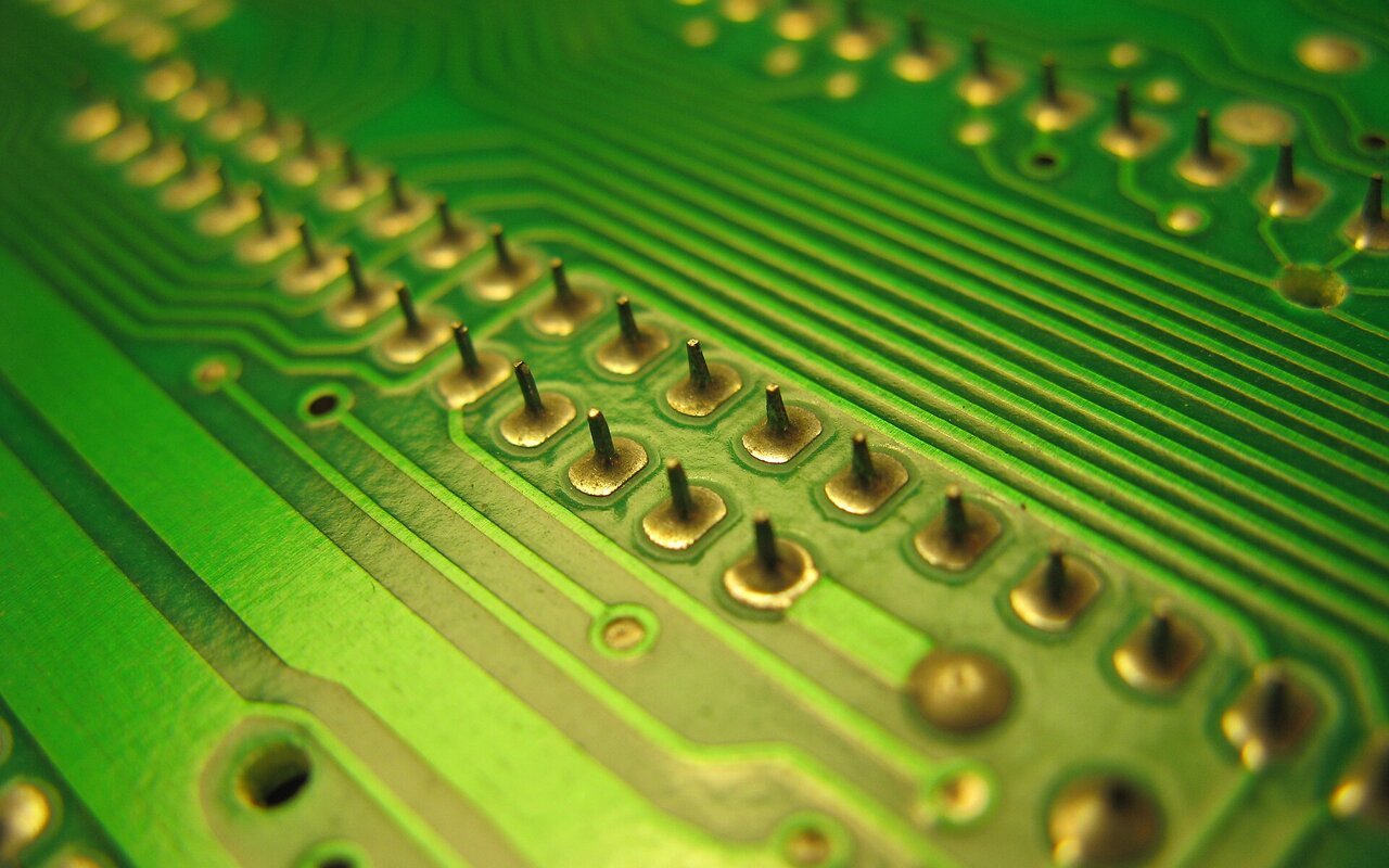 Gros plan d'une cartouche de jeu MSX montrant les composants électroniques internes et les circuits imprimés.