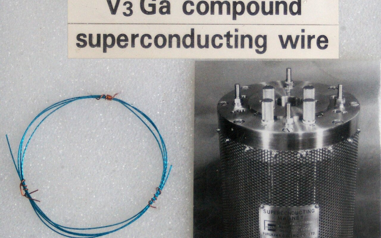 Fil supraconducteur V3Ga utilisé dans un aimant supraconducteur, exposition au musée NIMS