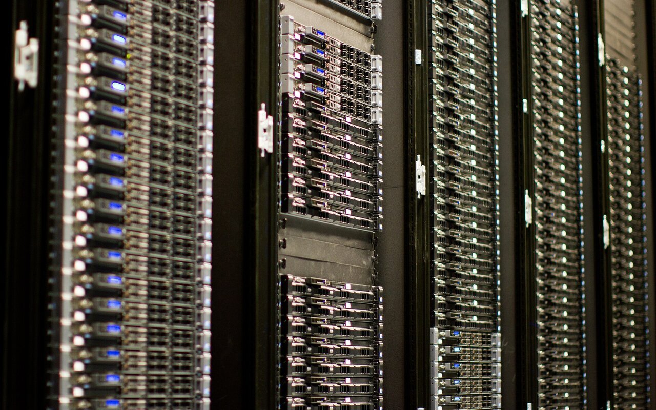 Serveurs informatiques empilés dans une infrastructure de data center
