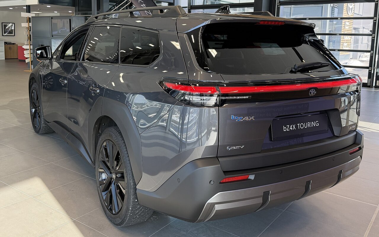 Toyota bZ4X Touring 2026 vue de trois quarts avant en environnement urbain