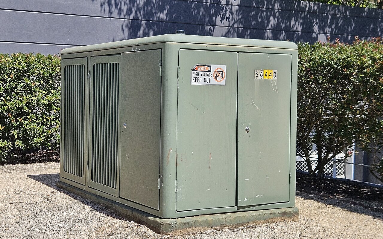 Transformateur électrique dans un poste de distribution compact