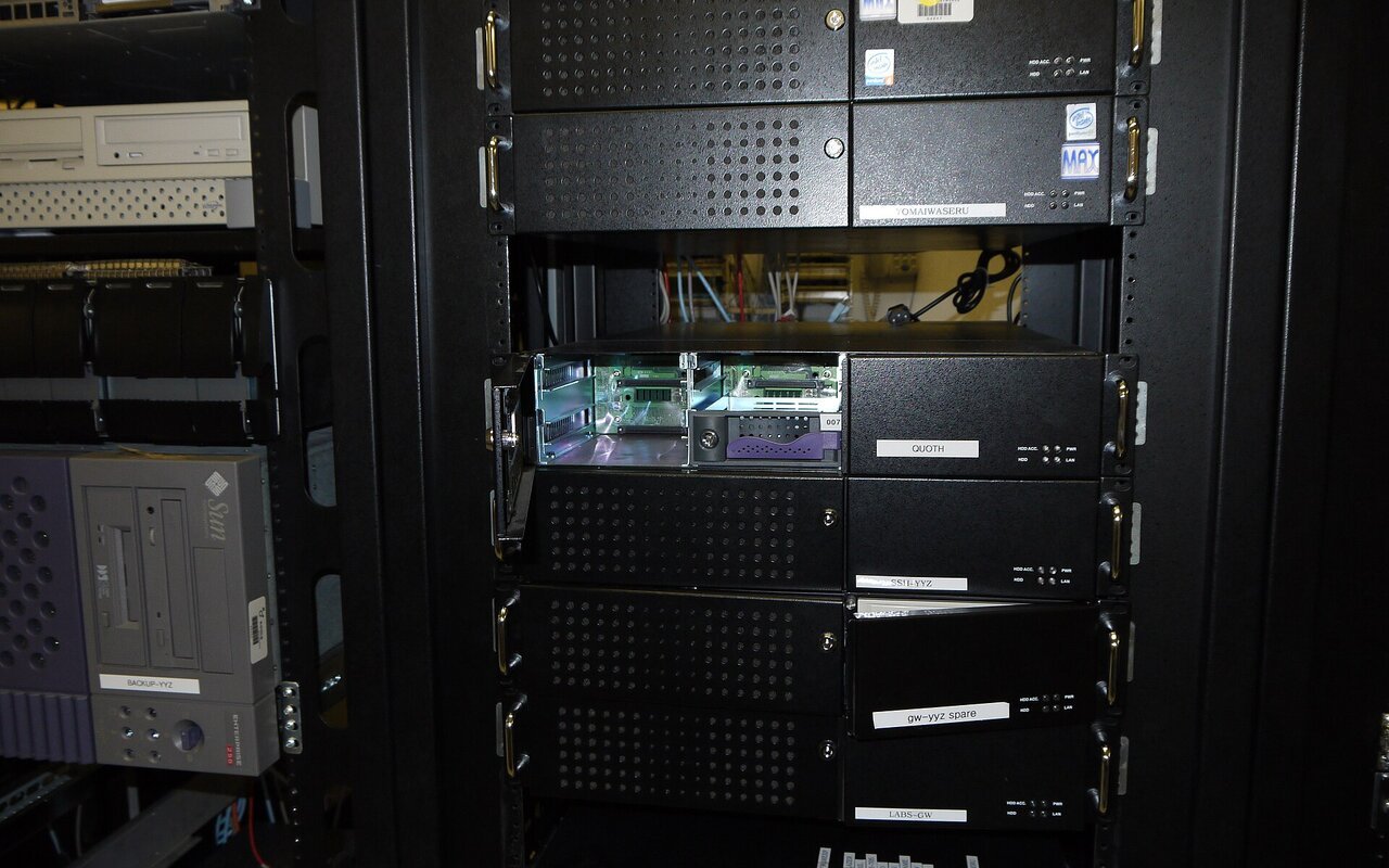 Salle serveur avec racks informatiques et équipements réseau