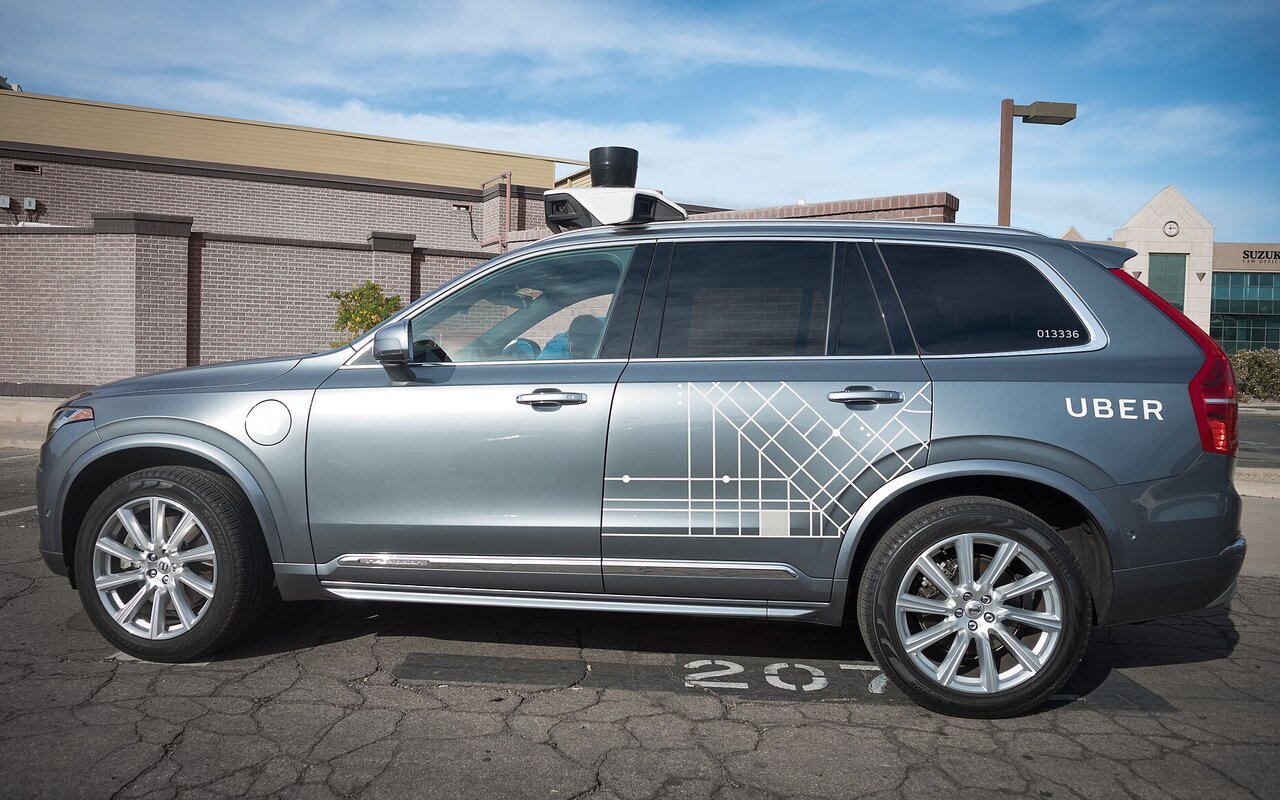 Véhicule autonome Uber en test, vue de trois-quarts montrant la technologie de capteurs