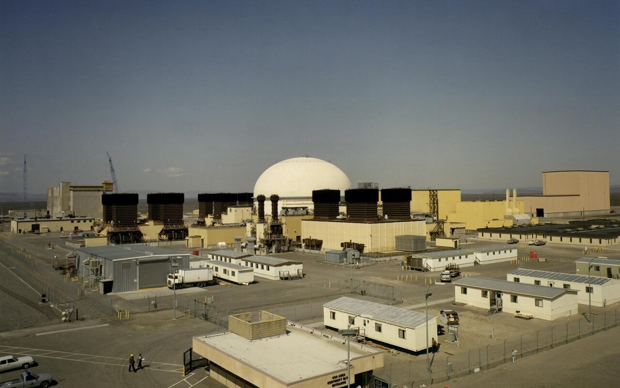 Vue extérieure d'une grande installation nucléaire de test avec structure industrielle imposante