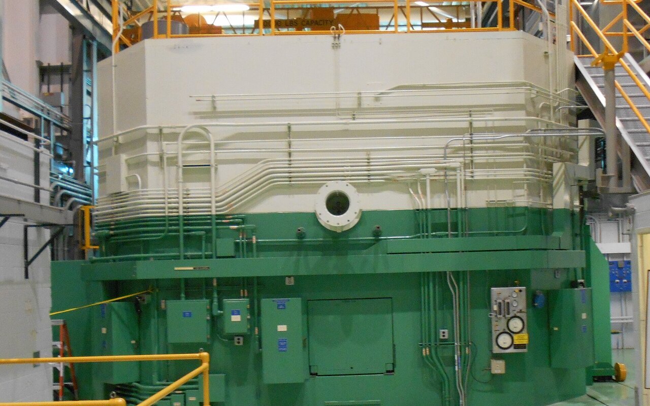 Façade sud d'une installation de test nucléaire avec structure de confinement robuste