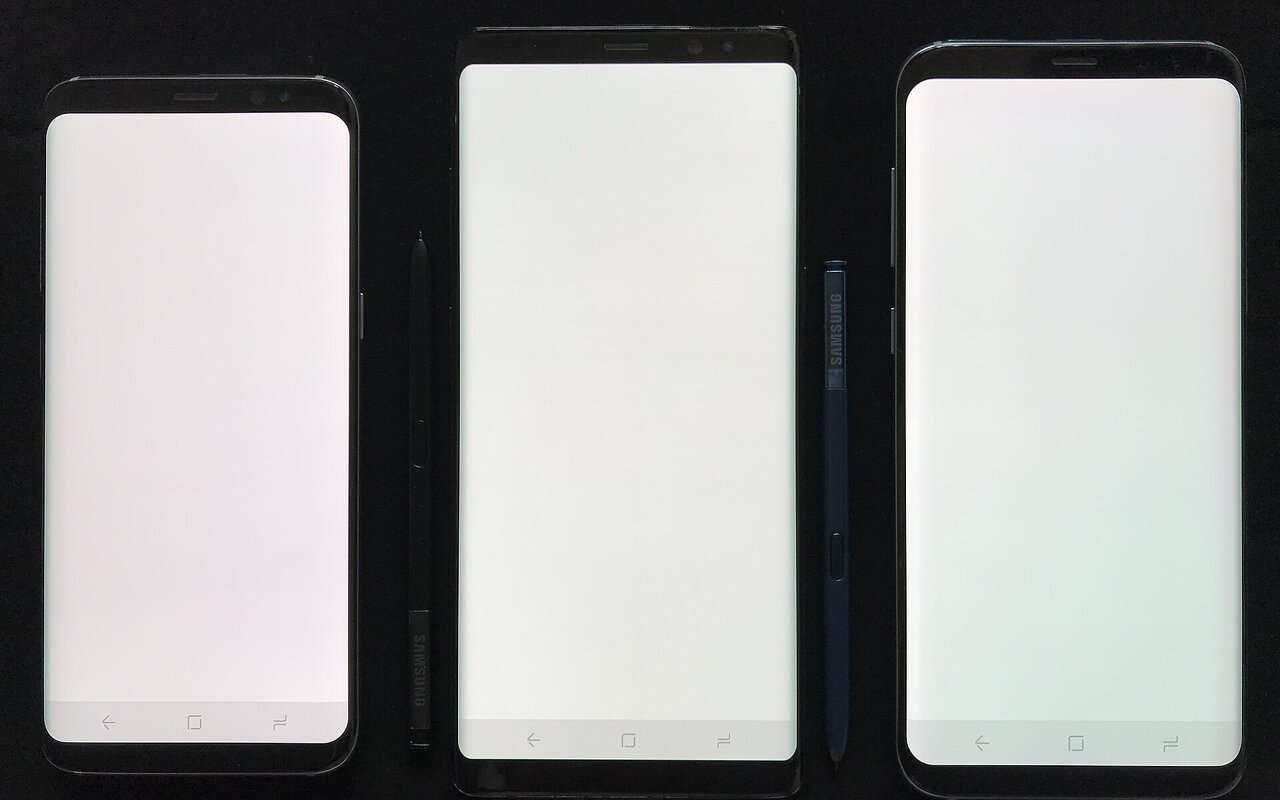 Smartphones Android allumés affichant leurs écrans