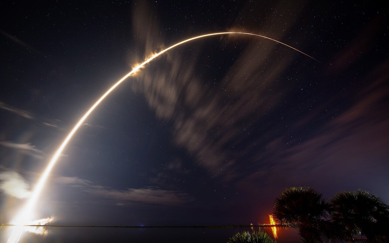 Fusée Falcon 9 avec satellites Starlink au décollage depuis Cape Canaveral