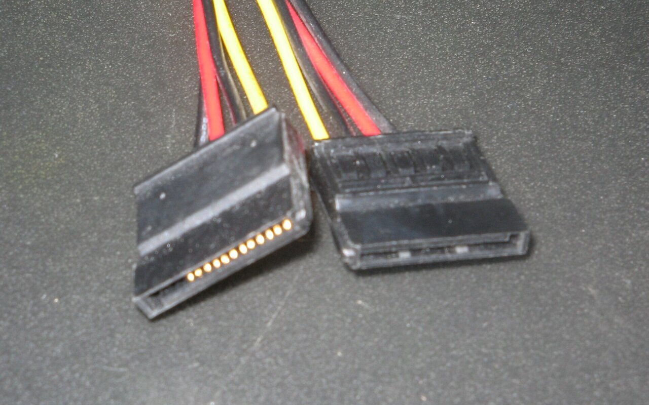 Câble d'alimentation SATA avec connecteurs montrant les broches de transmission de puissance