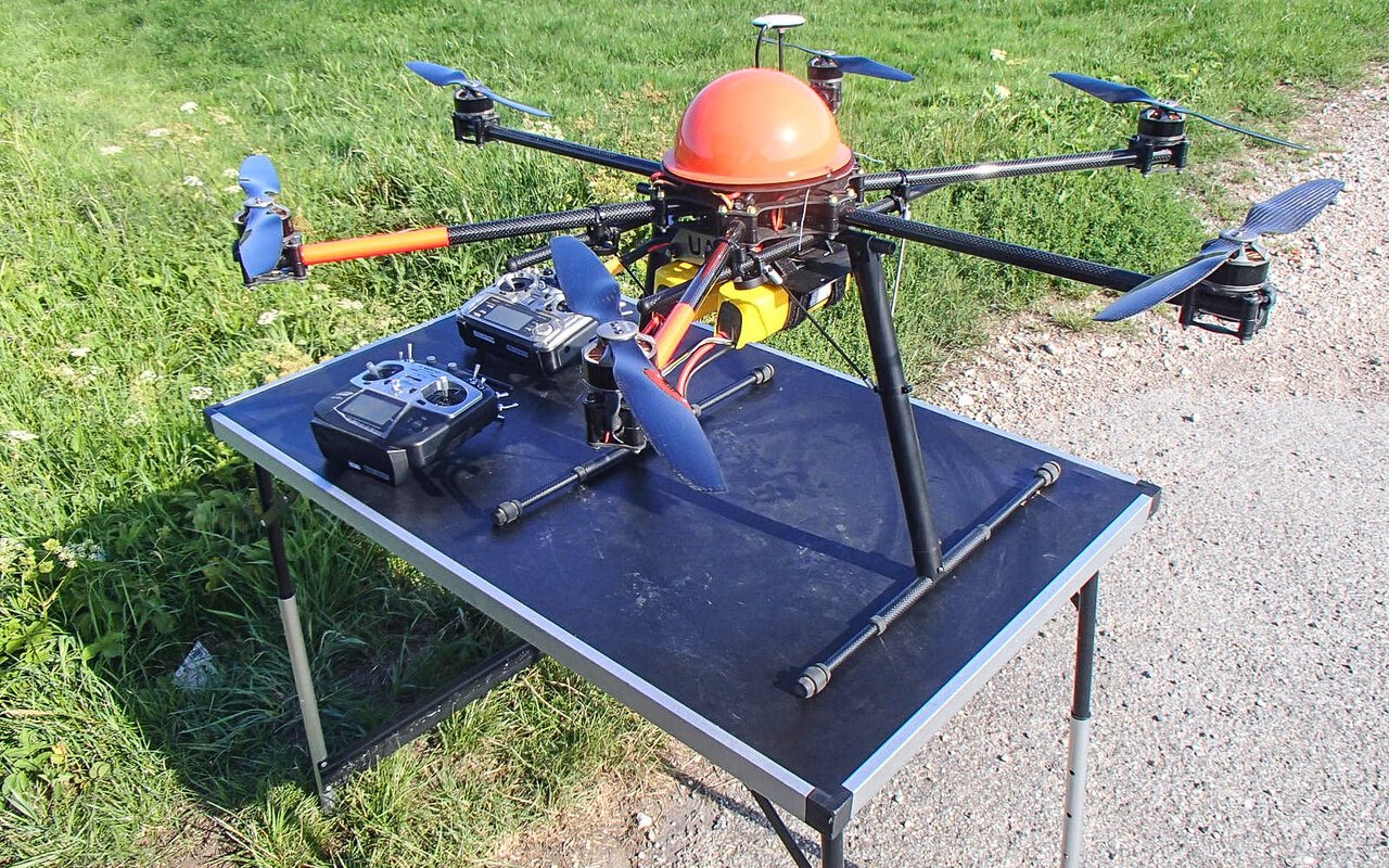 Drone octocoptère avec huit hélices visibles de face