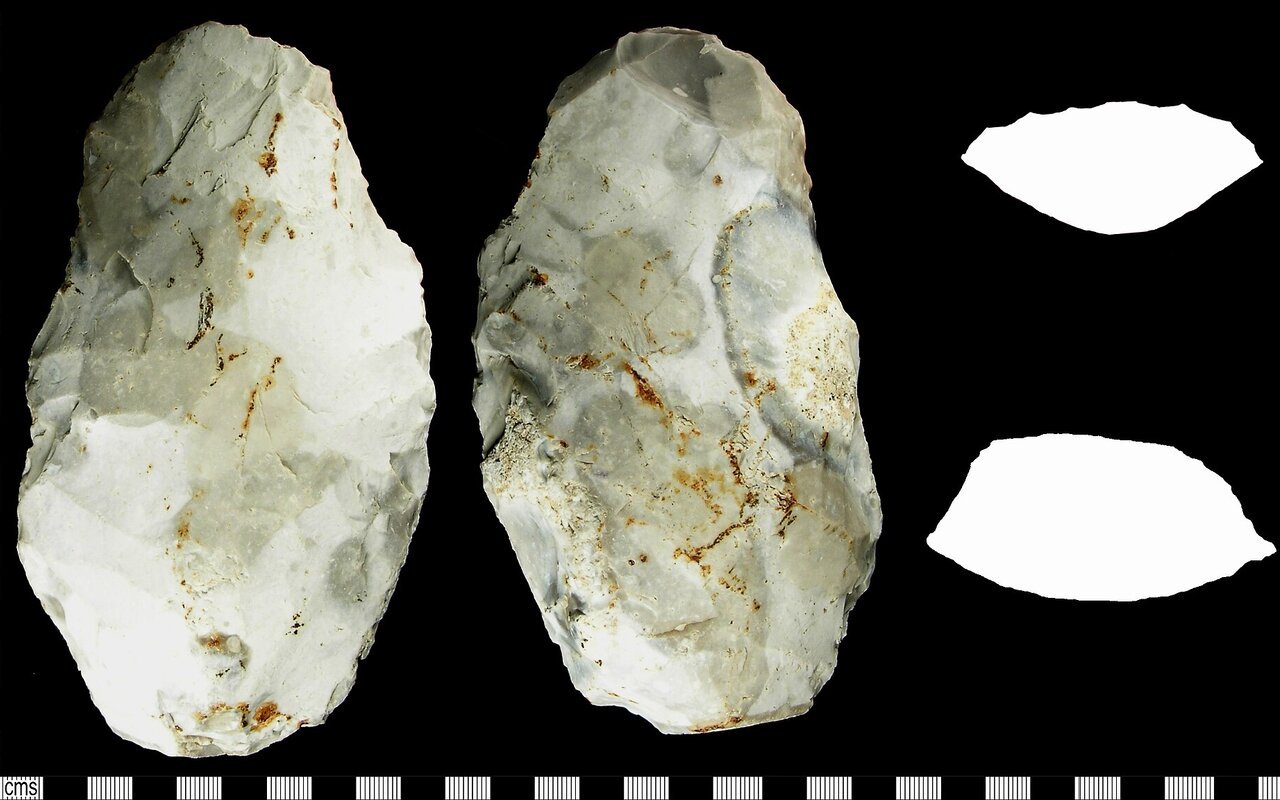Biface paléolithique inférieur en silex, culture acheuléenne, ovale pointu
