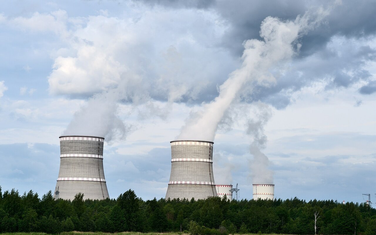 Deux grandes tours de refroidissement cylindriques d'une centrale nucléaire émettant de la vapeur blanche