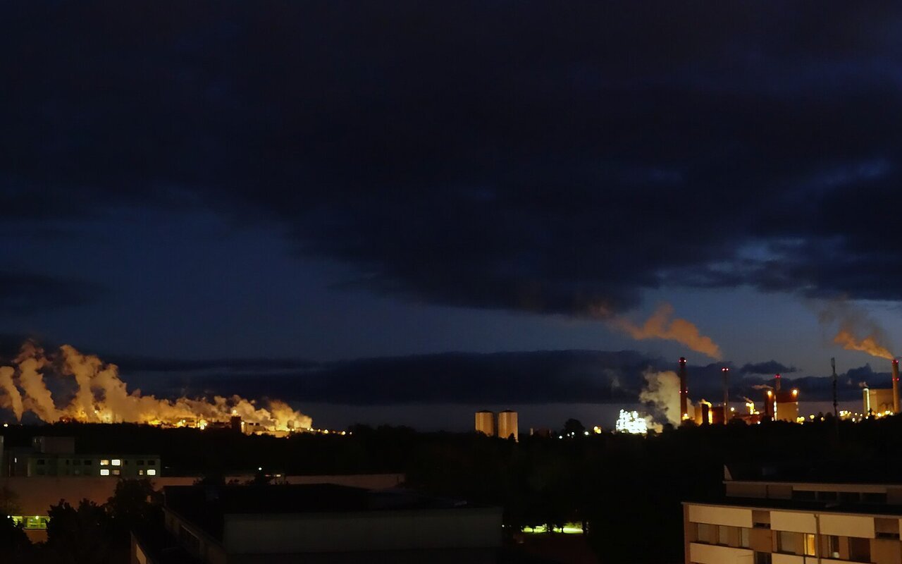 Vue nocturne d'installations industrielles et usines de traitement