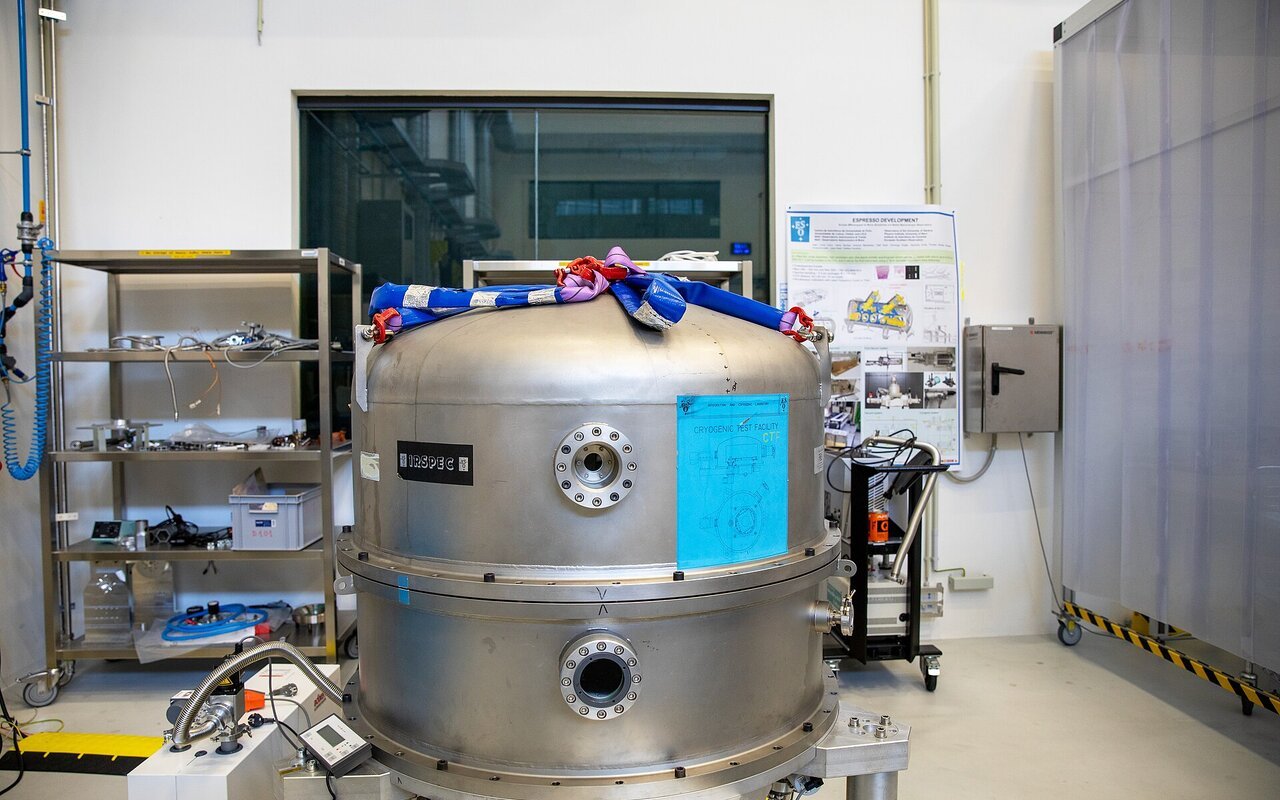 Installation cryogénique de test pour détecteurs infrarouge dans une salle d'intégration