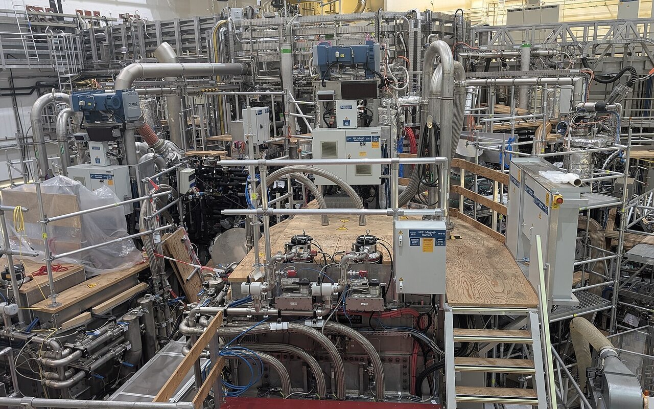 Vue large de la salle expérimentale du stellarator Wendelstein 7-X avec l'infrastructure complexe