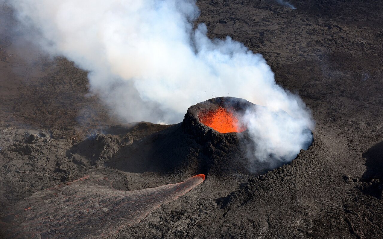Éruption volcanique avec fontaine de feu et coulée de lave en Islande