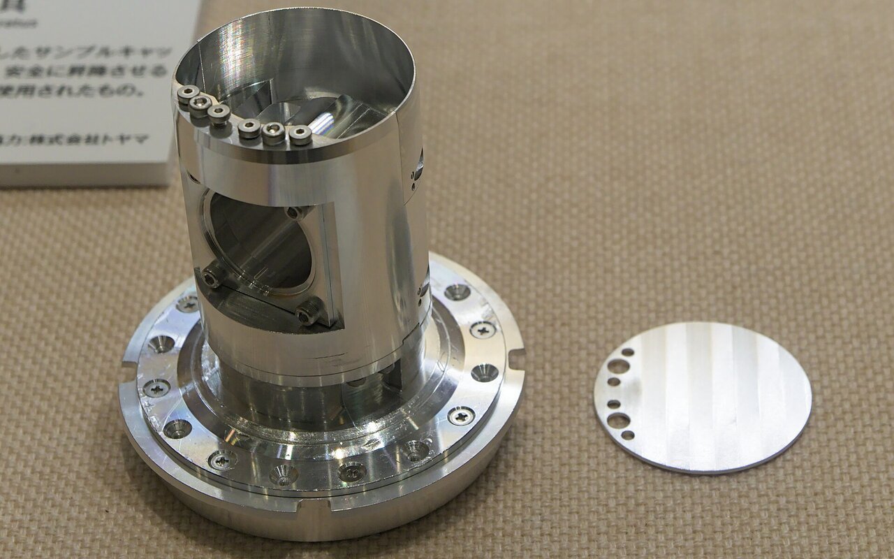 Modèle en taille réelle du collecteur d'échantillons de la sonde Hayabusa2