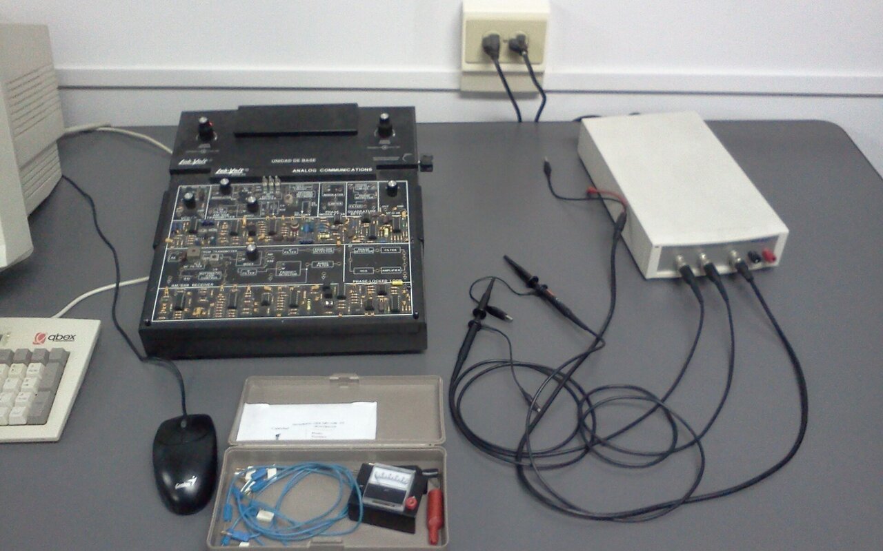 Module de formation en communications électroniques Lab-Volt dans un laboratoire