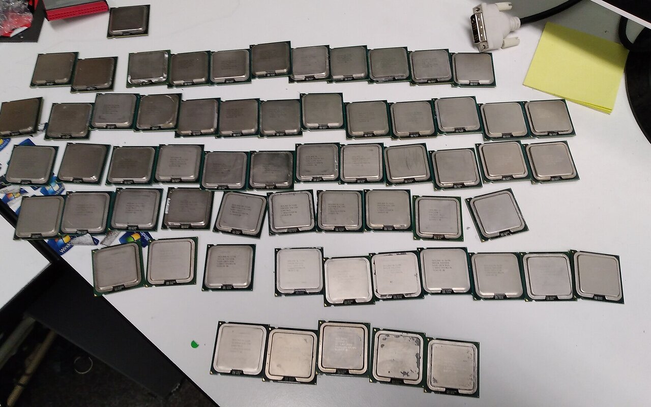 Collection de processeurs Intel LGA 775 de différentes générations alignés