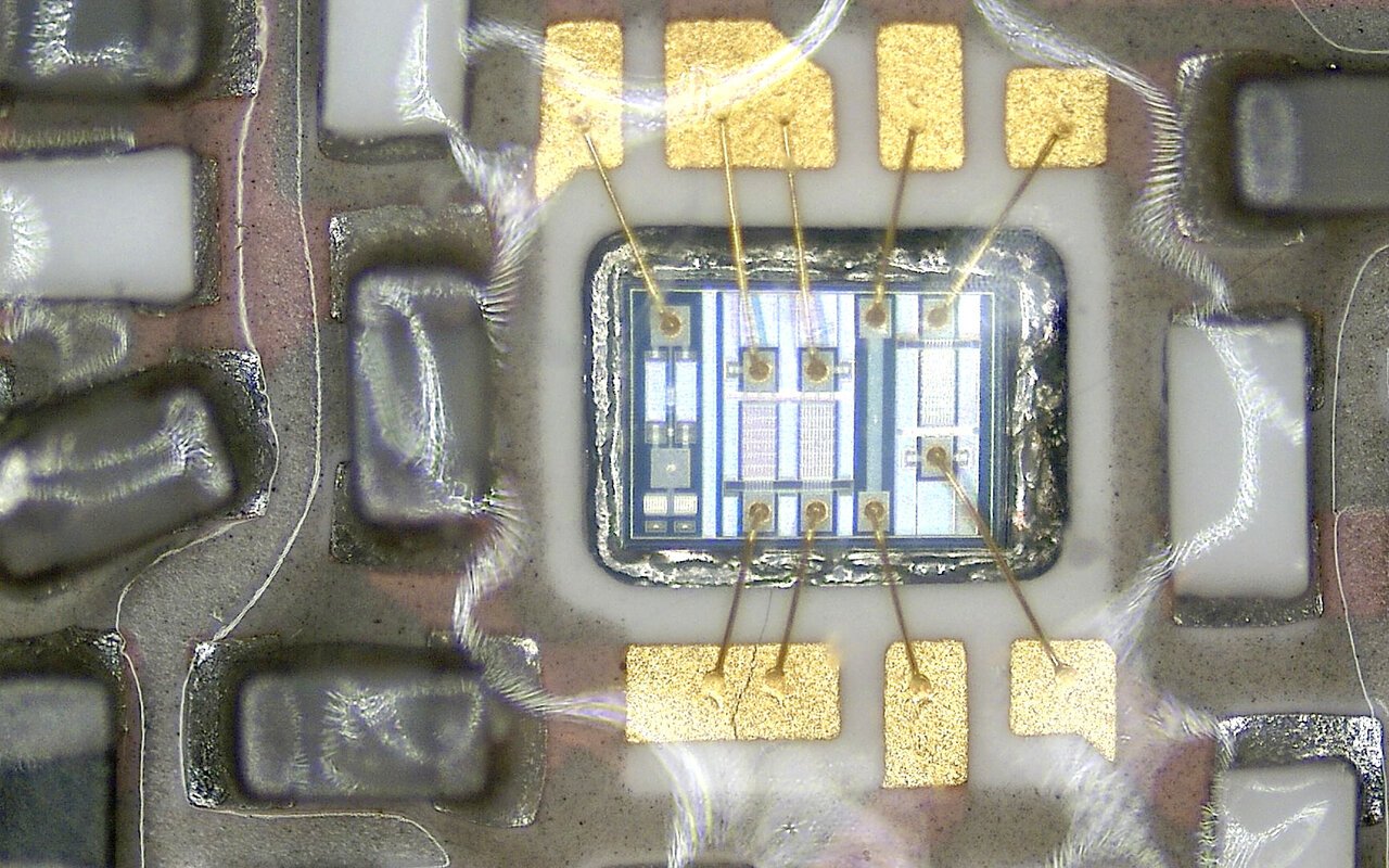 Microphotographie de circuit imprimé électronique avec composants intégrés densément disposés