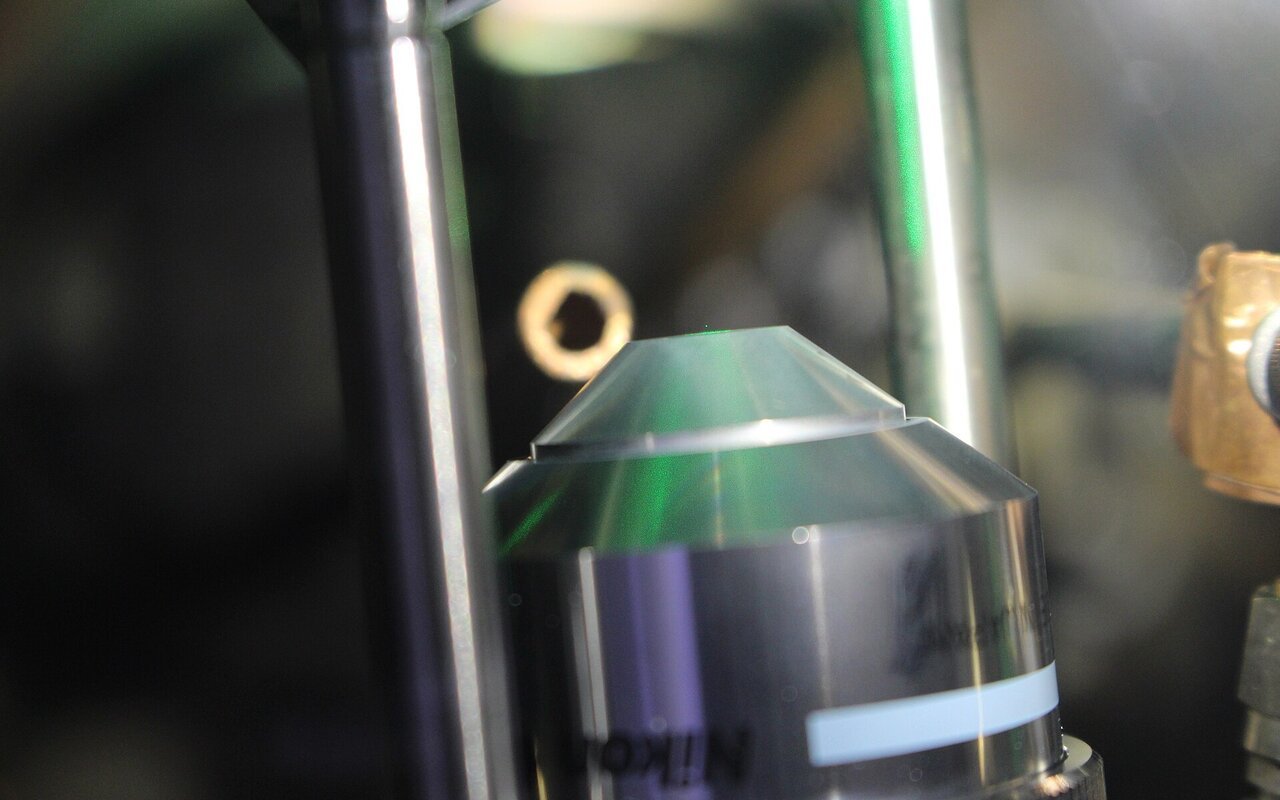 Nanodiamond vert suspendu par pinces optiques infrarouge
