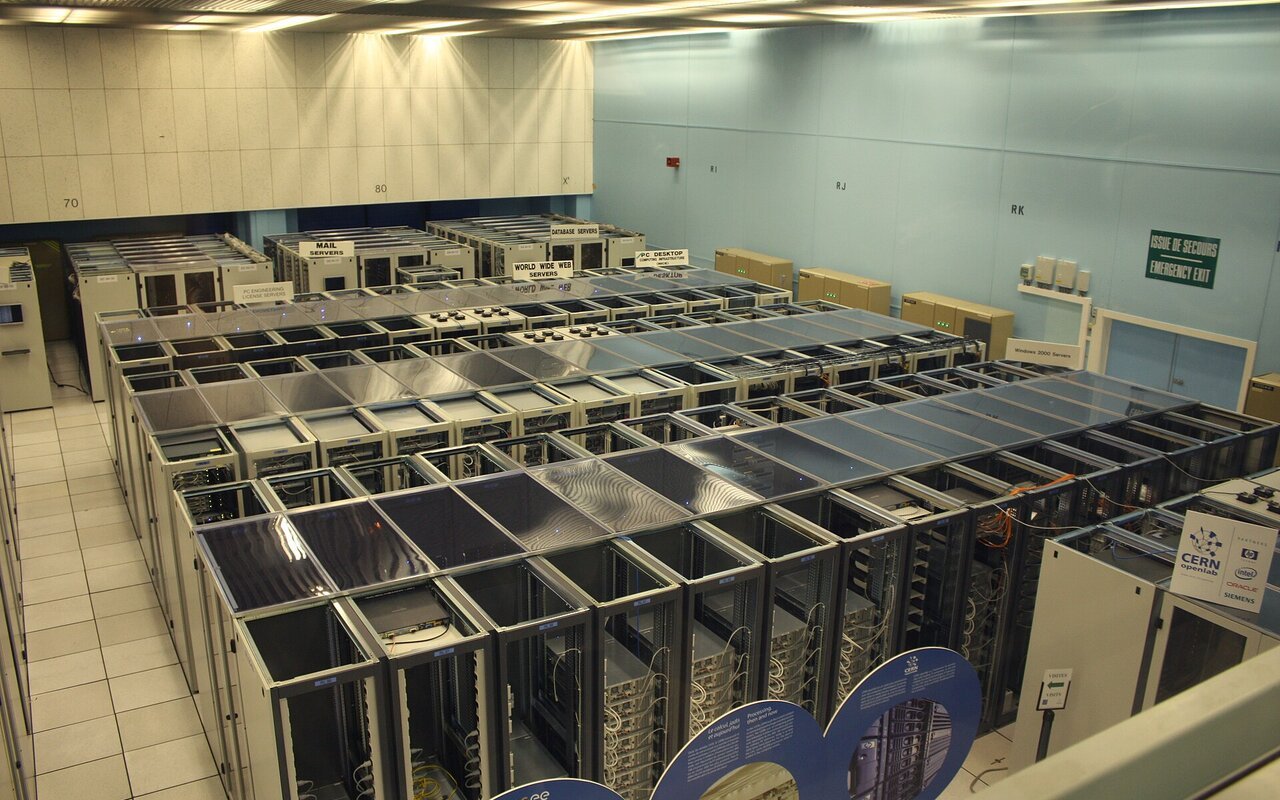 Serveurs informatiques rangés dans un datacenter avec système de refroidissement par allée froide