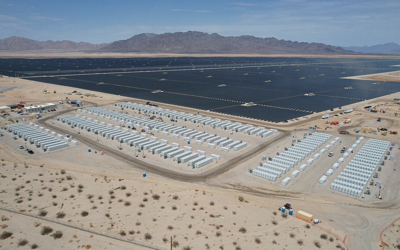 Rangées de conteneurs de batteries et panneaux solaires du site de Desert Sunlight, en Californie, vus du ciel