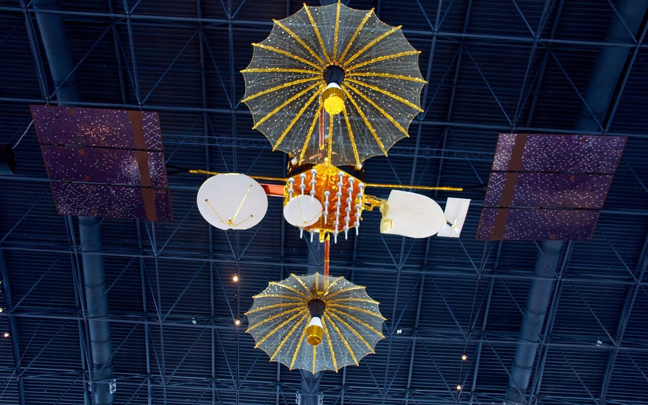 Modèle détaillé d'un satellite de relais de données et de suivi en orbite