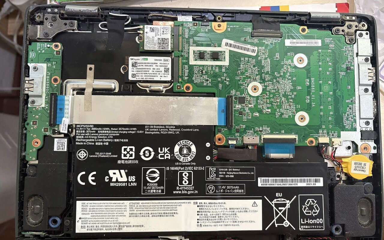 Structure interne d'un ordinateur portable Lenovo désassemblé montrant les composants matériels