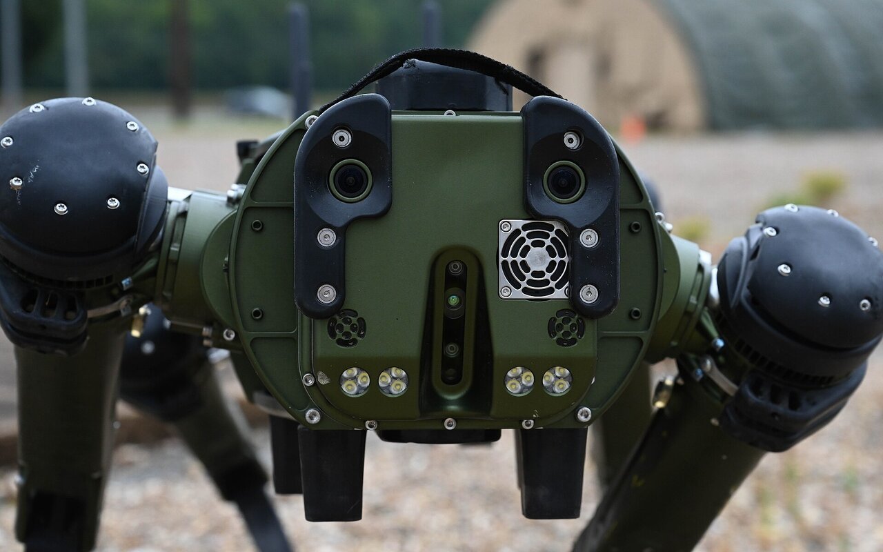 Robot chien Atom avec caméras frontales fonctionnant comme yeux