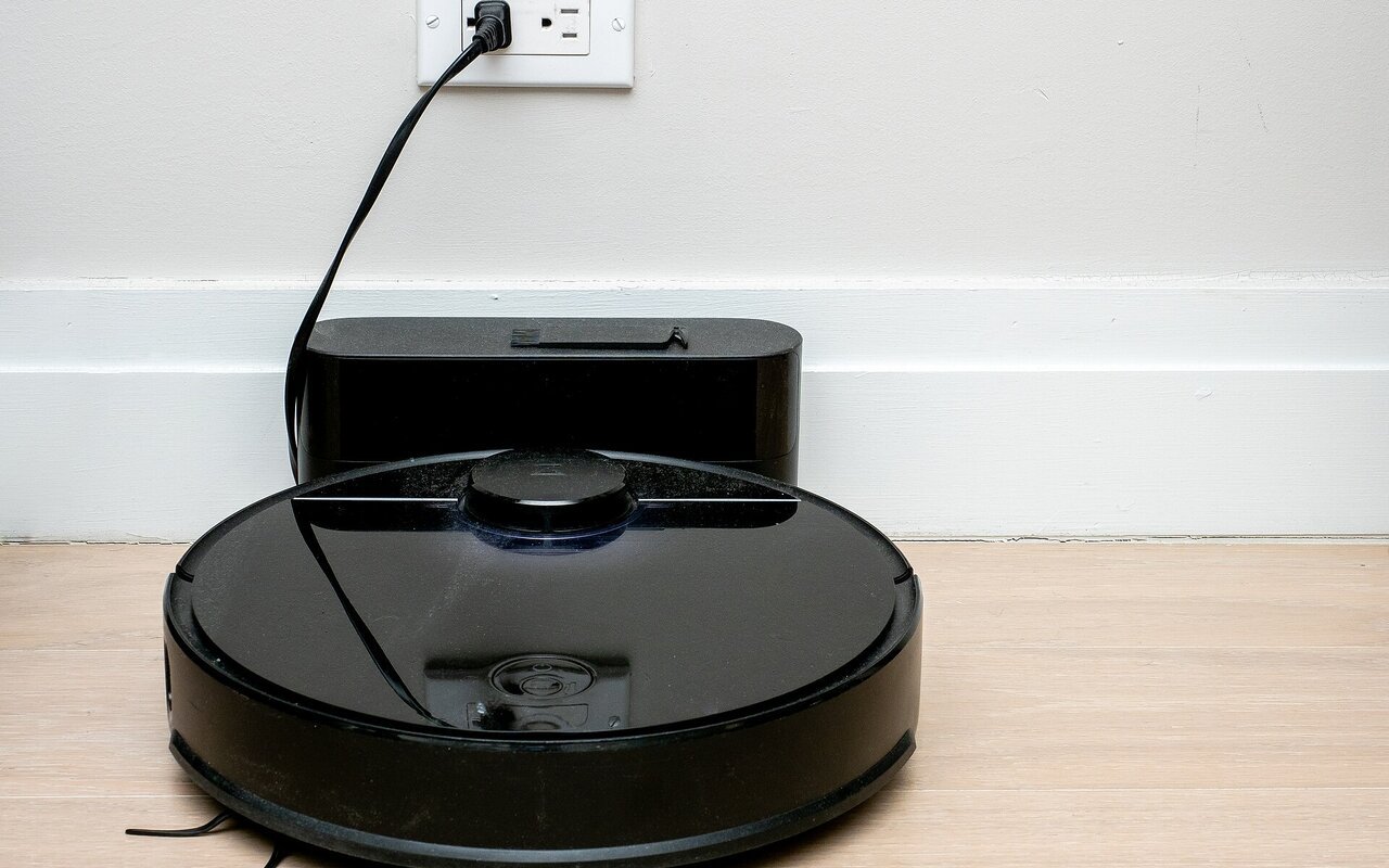 Aspirateur robot Roborock en charge sur sa station d'accueil