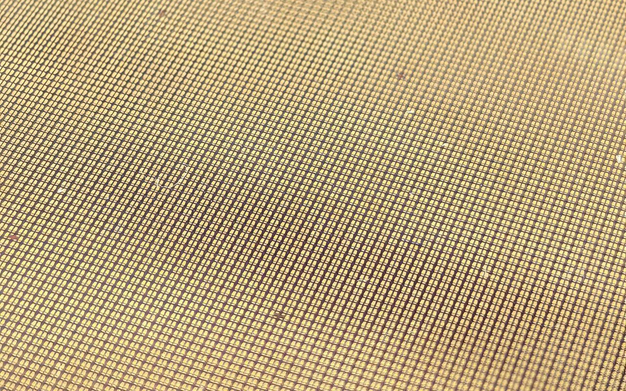 Wafer de micro-puces montrant la surface brillante avec circuits intégrés