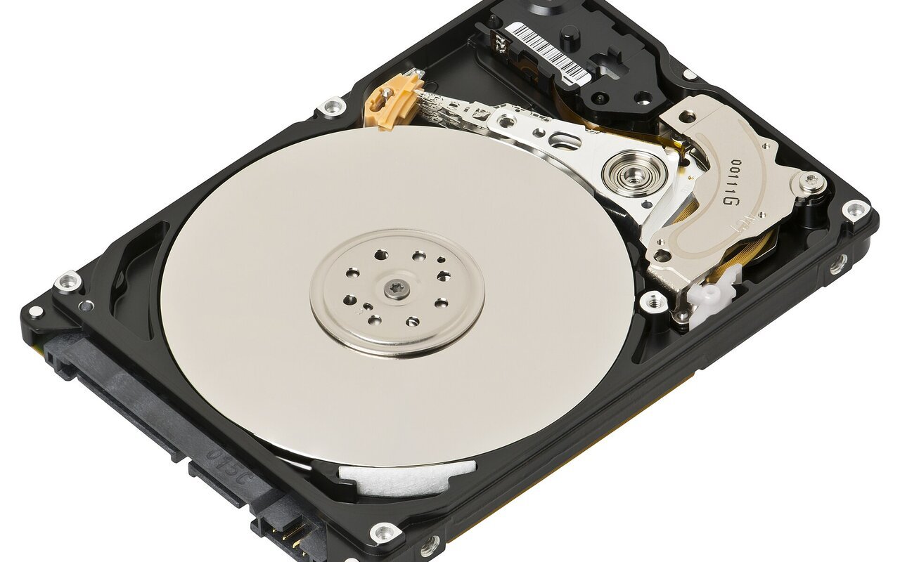 Disque dur 2.5 pouces ouvert montrant ses composants internes et ses connexions SATA