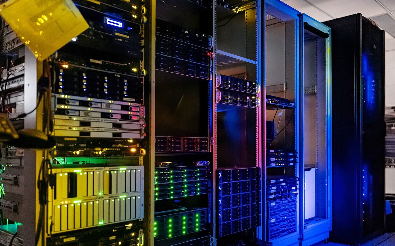 Rangées de serveurs informatiques dans une salle de serveurs professionnelle