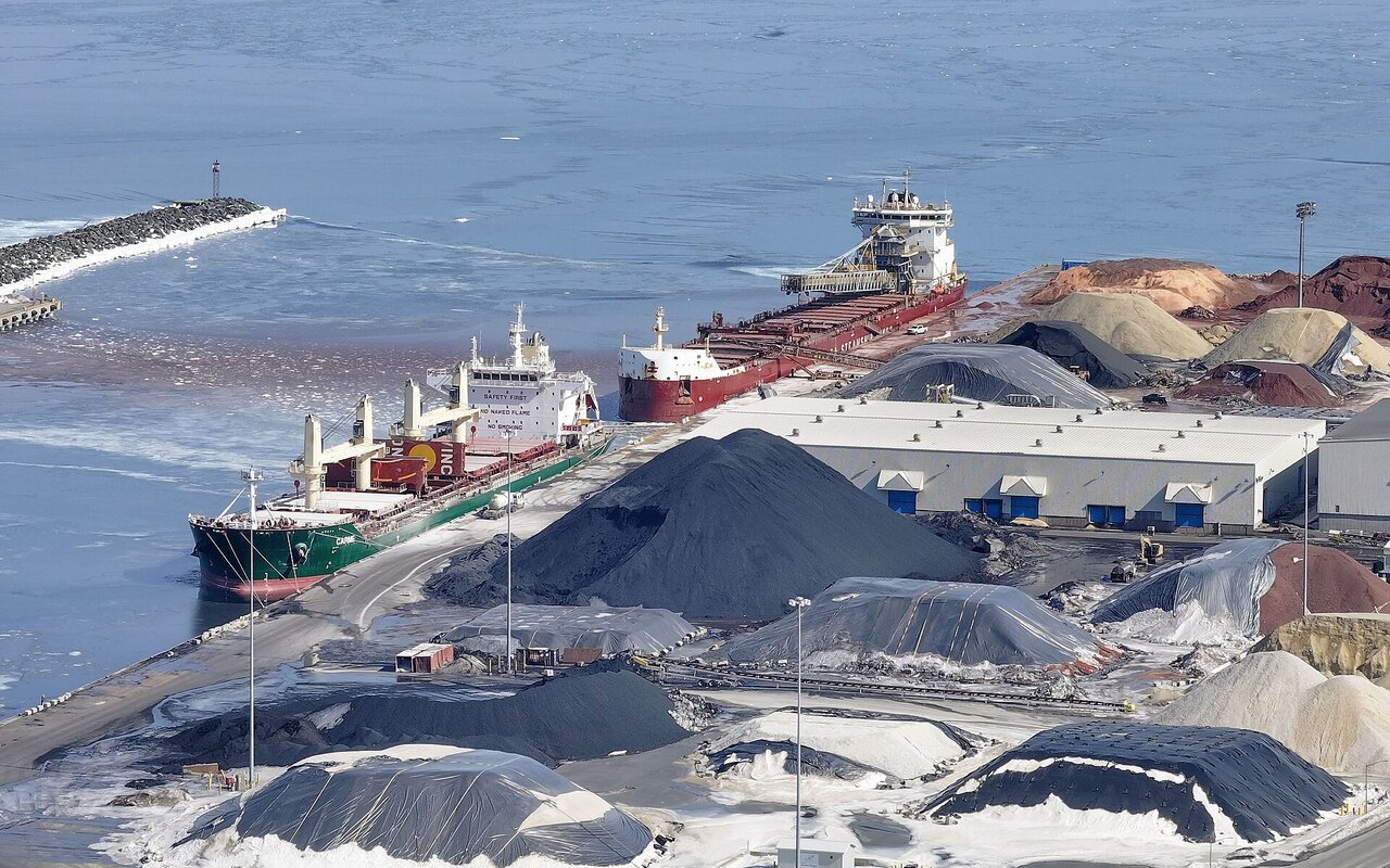 Plusieurs vraquiers déchargeant des cargaisons au port de Belledune