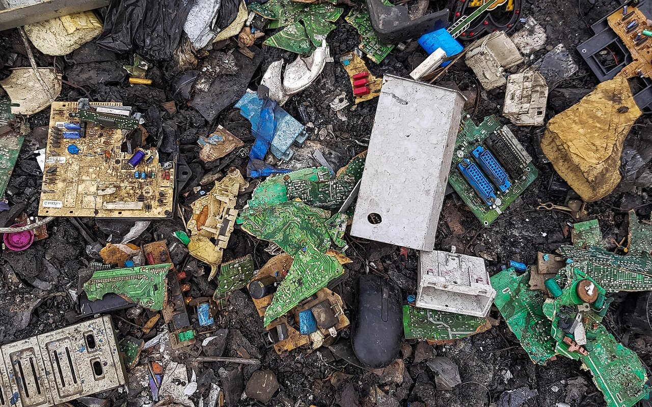Monticule de déchets électroniques accumulés dans une décharge à ciel ouvert