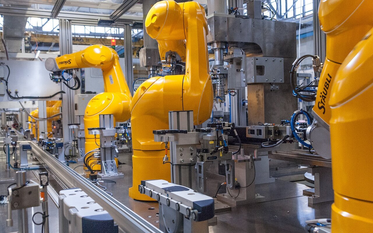 Robots Stäubli dans une ligne de fabrication automatisée, symbolisant la production sans intervention humaine