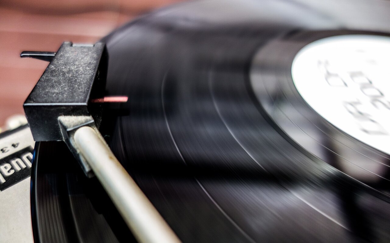 Bras de lecture en action sur un disque vinyle noir