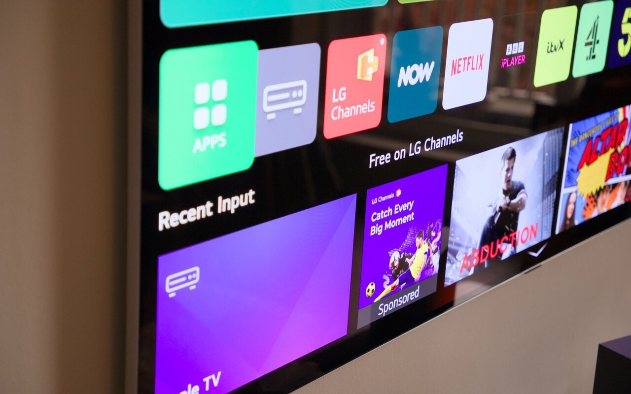 Téléviseur OLED moderne avec smartphone et activité réseau