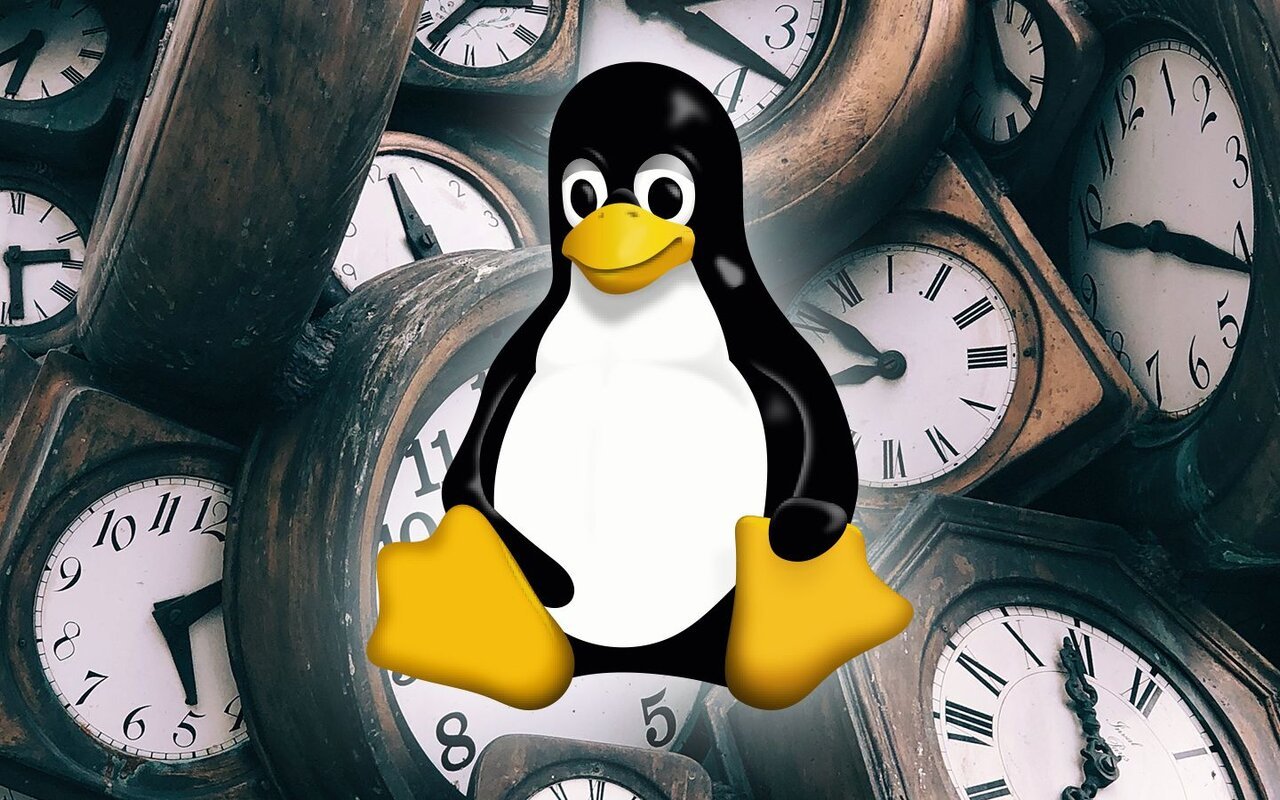 Développeurs examinant du code noyau Linux en bureau moderne