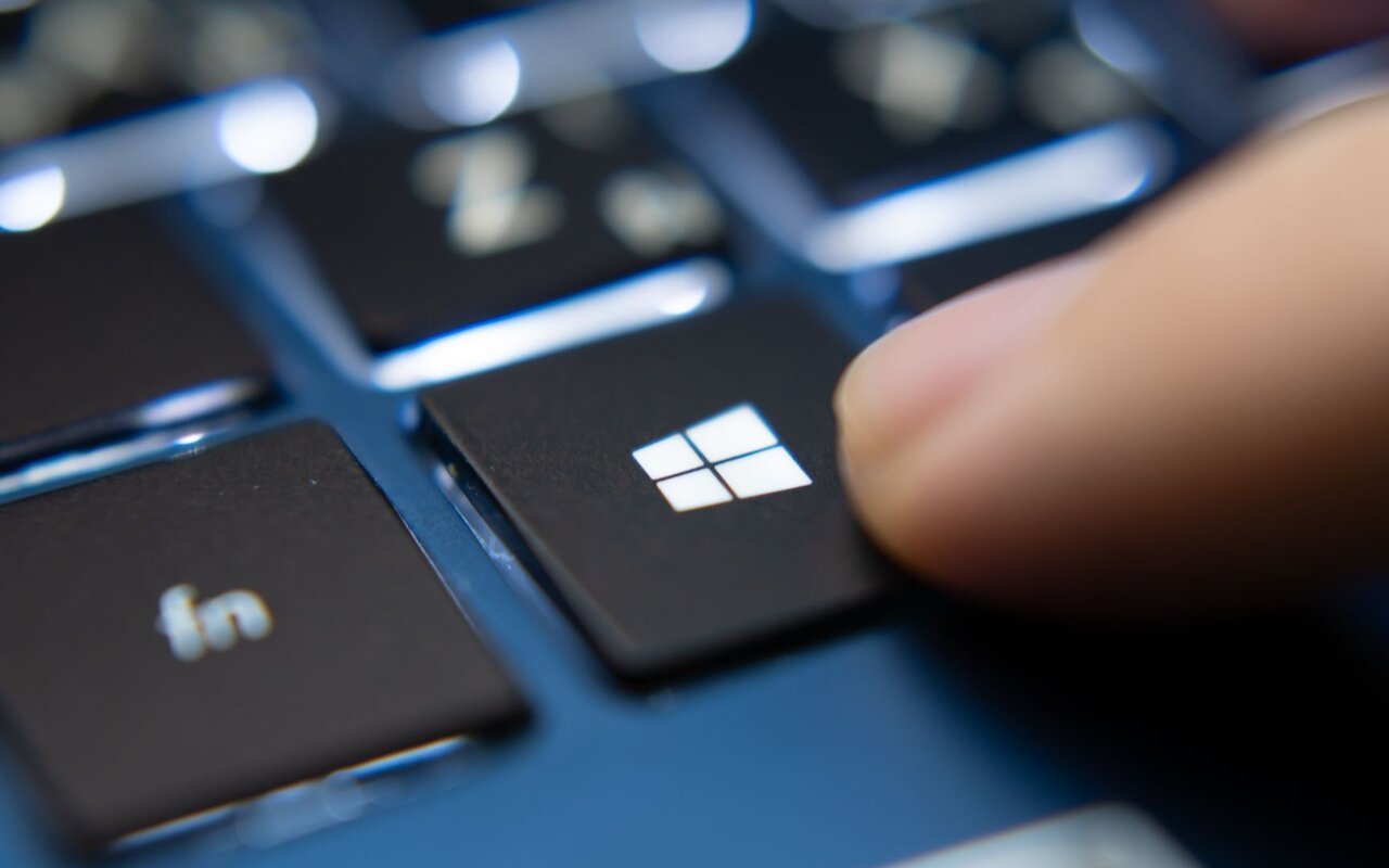 Techniciens appliquent correctifs Windows dans un centre opérationnel moderne